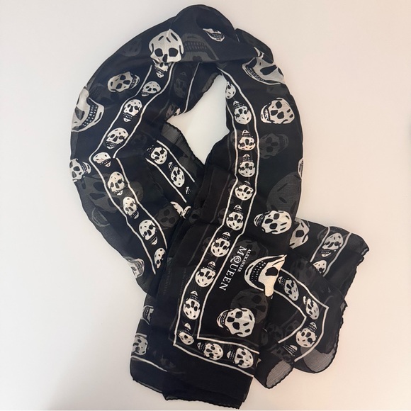 Alexander McQueen Black and White Skull Scarf - Picture 6 of 6